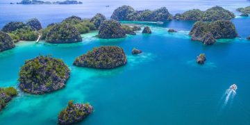 Kapal Pesiar Asing Kandas di Raja Ampat