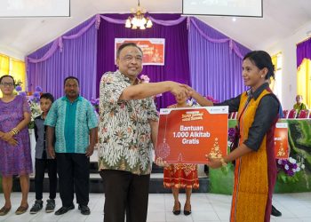 Pelindo III dan Waskita Karya Bagi 1.000 Injil