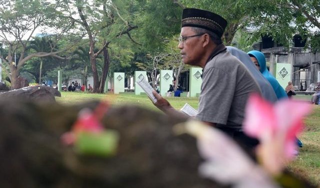 [Foto] Antara Kesedihan dan Kerinduan Keluarga Korban Tsunami Aceh