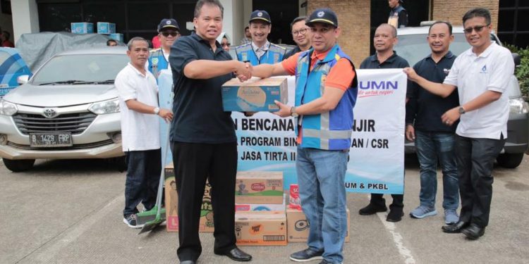 Jasa Tirta II Santuni Korban Banjir di Bekasi