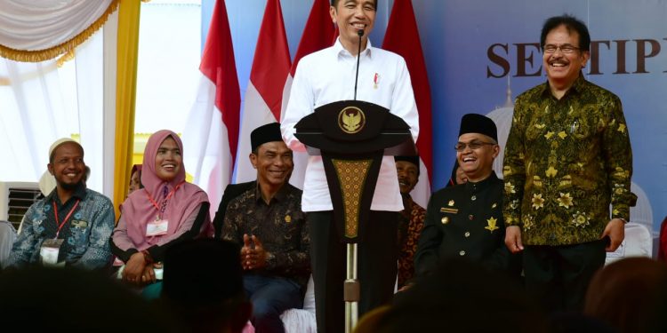 Senyum Tawa Presiden Jokowi Bersama Masyarakat Aceh