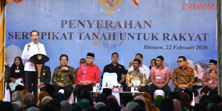 Presiden Jokowi Serahkan 2.576 Sertifikat Tanah ke Masyarakat Aceh