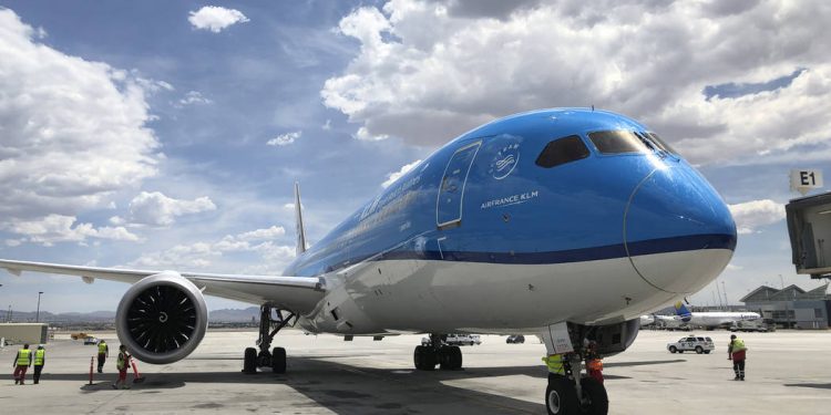 KLM Royal Dutch Airlines Pecat 2 Ribu Karyawan