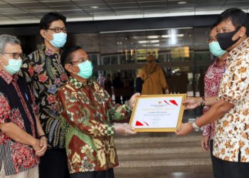 Tangani Covid-19, PLN Serahkan Bantuan Rp10,2 Miliar