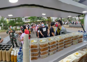The Atjeh Connection Bagikan Makanan Gratis ke Tenaga Medis di Wisma Atlet