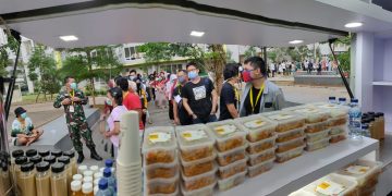 The Atjeh Connection Bagikan Makanan Gratis ke Tenaga Medis di Wisma Atlet