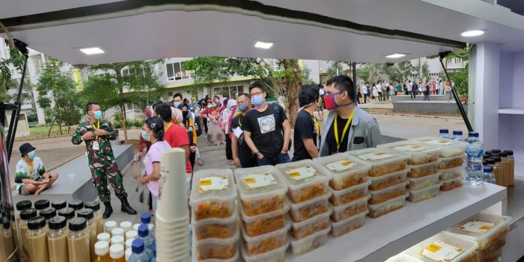 The Atjeh Connection Bagikan Makanan Gratis ke Tenaga Medis di Wisma Atlet