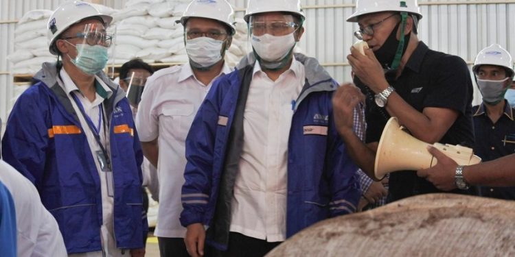 Perum Perindo Bangun Pabrik Pakan Ikan dan Udang di Subang