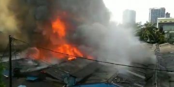 Pasar Cempaka Putih Terbakar, 25 Damkar Dikerahkan