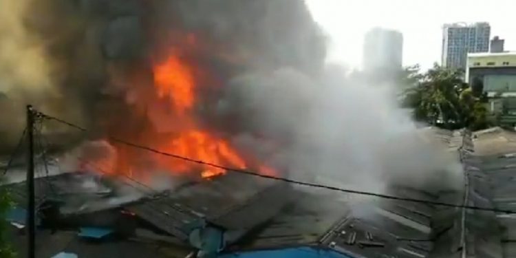 Pasar Cempaka Putih Terbakar, 25 Damkar Dikerahkan