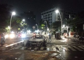 Hingga Malam Hari, Demo Tolak UU Cipta Kerja Semakin Memanas