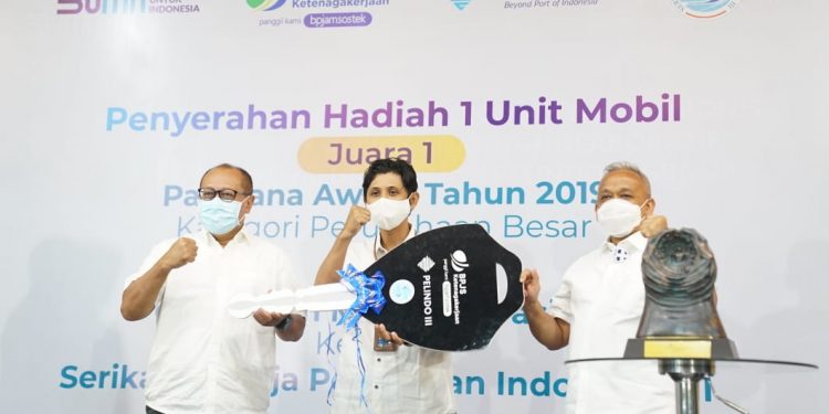 Pelindo III Serahkan Mobil Hadiah Paritrana Award ke Serikat Pegawai