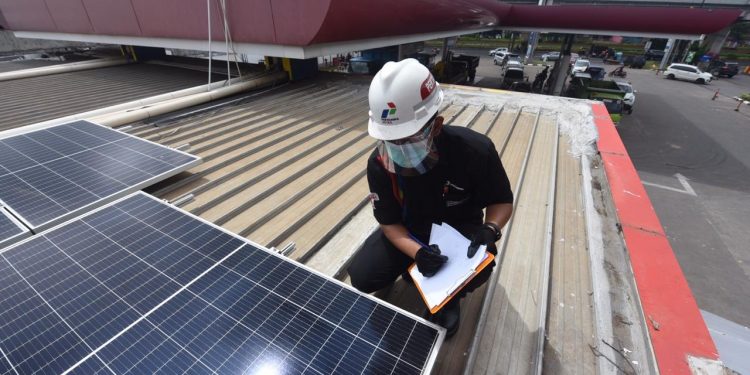 Dorong Transisi Energi, Pertamina Bangun PLTS Atap di 63 SPBU