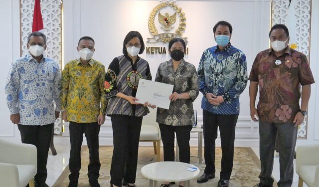 Sri Mulyani Serahkan Nama-nama Calon Dewas LPI ke DPR