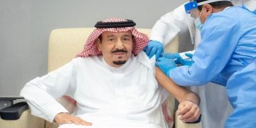 Raja Arab Disuntik Vaksin Covid Pfizer