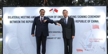 Menlu Tiongkok Hiking di Danau Toba & Bertemu Jokowi
