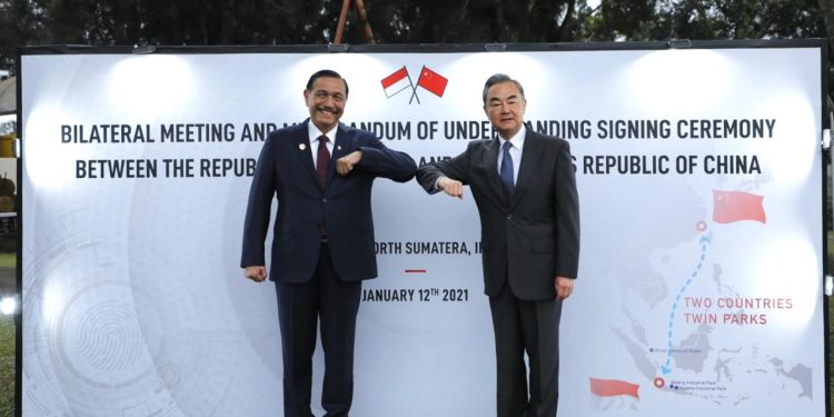Menlu Tiongkok Hiking di Danau Toba & Bertemu Jokowi