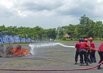 Bulan K3, Pelindo III Simulasi Padamkan Kebakaran