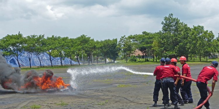 Bulan K3, Pelindo III Simulasi Padamkan Kebakaran