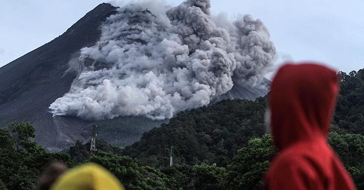 Muntahkan Awan Panas Sejauh 1,5 KM, Gunung Merapi Jadi Siaga