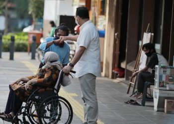 Anies Dorong Kursi Roda Ibunya Telusuri Jalan Cikini Raya