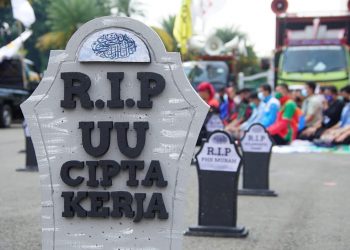 May Day, Buruh Bawa Batu Nisan Tuntut Cabut Omnibus Law