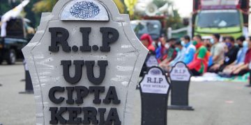 May Day, Buruh Bawa Batu Nisan Tuntut Cabut Omnibus Law