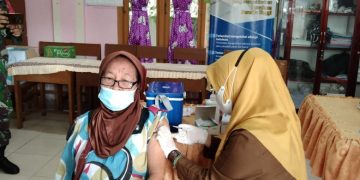 Lansia 80 Tahun Divaksin di Kuta Alam