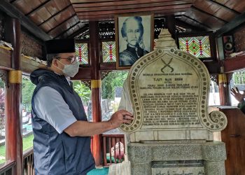 Gubernur Jakarta Ziarahi Makam Tjoet Nja Dhien