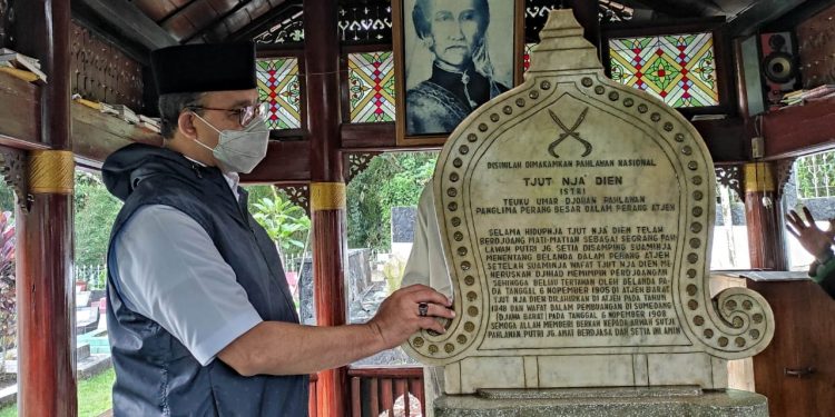 Gubernur Jakarta Ziarahi Makam Tjoet Nja Dhien