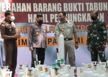 Kapolda Metro Jaya Serahkan Ratusan Tabung Oksigen Sitaan ke Anies