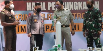 Kapolda Metro Jaya Serahkan Ratusan Tabung Oksigen Sitaan ke Anies