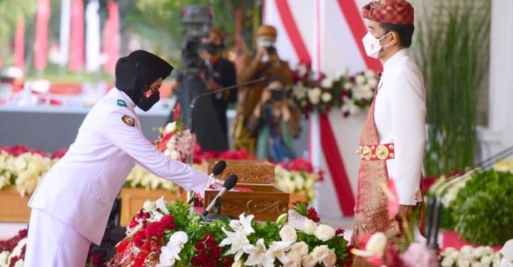 Kenakan Pakaian Adat Lampung, Jokowi Pimpin Upacara di Istana Merdeka