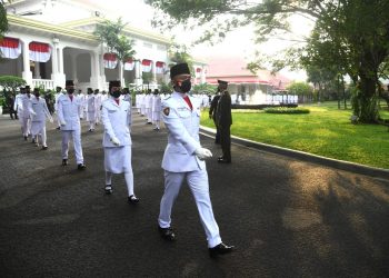 Muthia Pembawa Merah Putih di Istana Merdeka