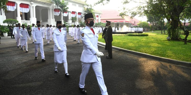 Muthia Pembawa Merah Putih di Istana Merdeka