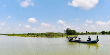 Momen Jokowi Naik Perahu Seberangi Sungai untuk Sapa Warga Cilacap
