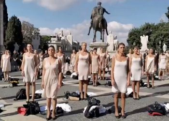 Terlilit Utang Maskapai ini Bangkrut, Pramugari Demo Lepas Baju