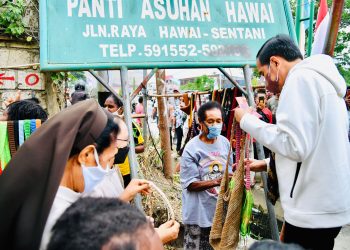Jokowi Beli 2 Noken di Pinggir Jalan