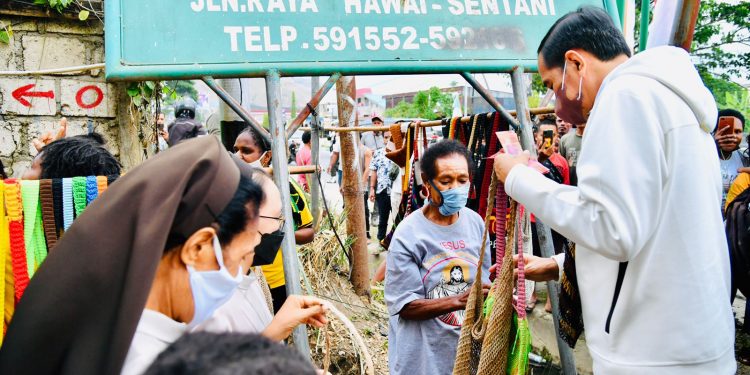 Jokowi Beli 2 Noken di Pinggir Jalan