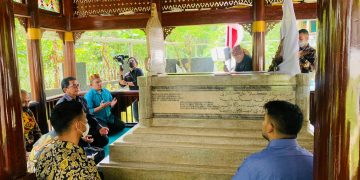 Sekjen DPR RI Ziarahi Makam Tjut Nyak Dhien