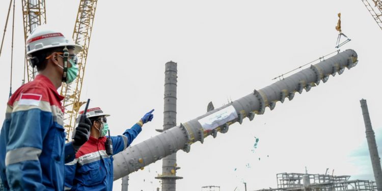 Propylene Splitter, Peralatan Tertinggi di Proyek RDMP Balikpapan Resmi Dipasang