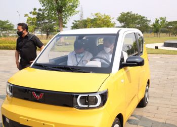 Luhut Minta Wuling Pasarkan Mobil Listrik pada 2022