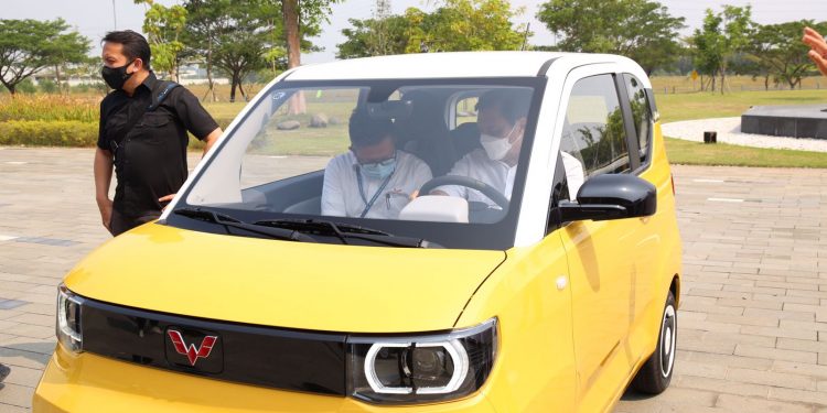 Luhut Minta Wuling Pasarkan Mobil Listrik pada 2022