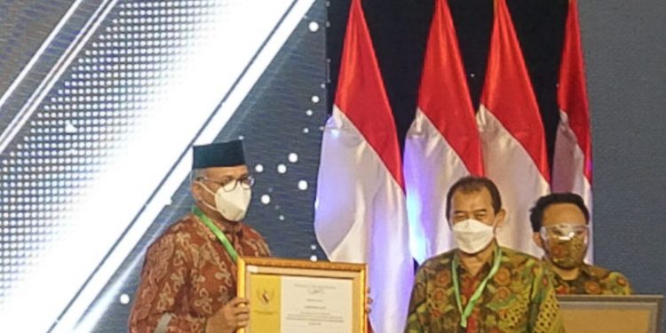 Wapres Serahkan Penghargaan ke Nova