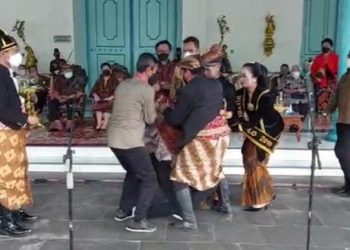 Wamenparekrraf Pingsan di Keraton Solo