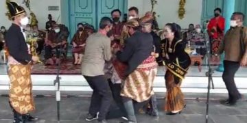 Wamenparekrraf Pingsan di Keraton Solo