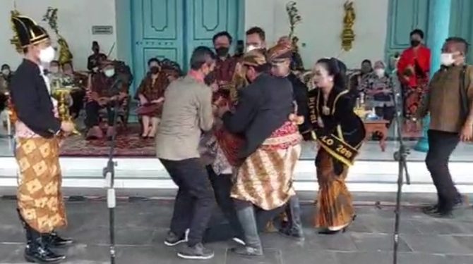 Wamenparekrraf Pingsan di Keraton Solo