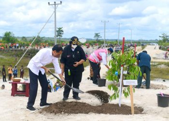 Jokowi Tanam Pohon Bersama Masyarakat di Sintang