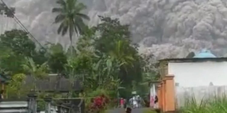 Demokrat: Semeru Meletus Tanpa Peringatan Dini; Panggil Menteri ESDM