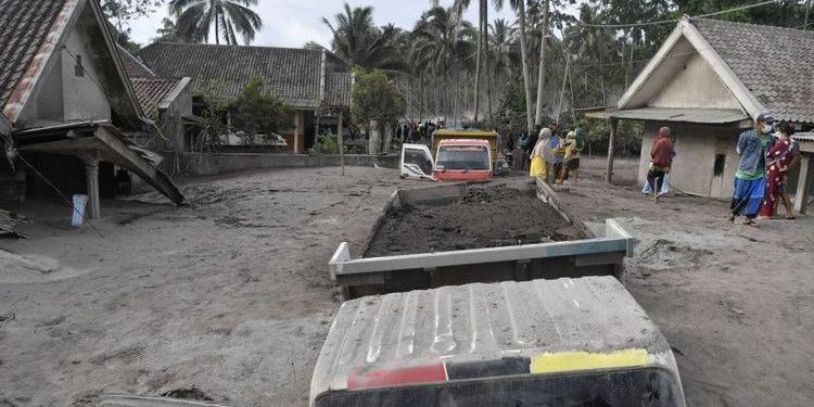 Semeru Erupsi, Menkeu Perintahkan Anak Buah Siaga Anggaran